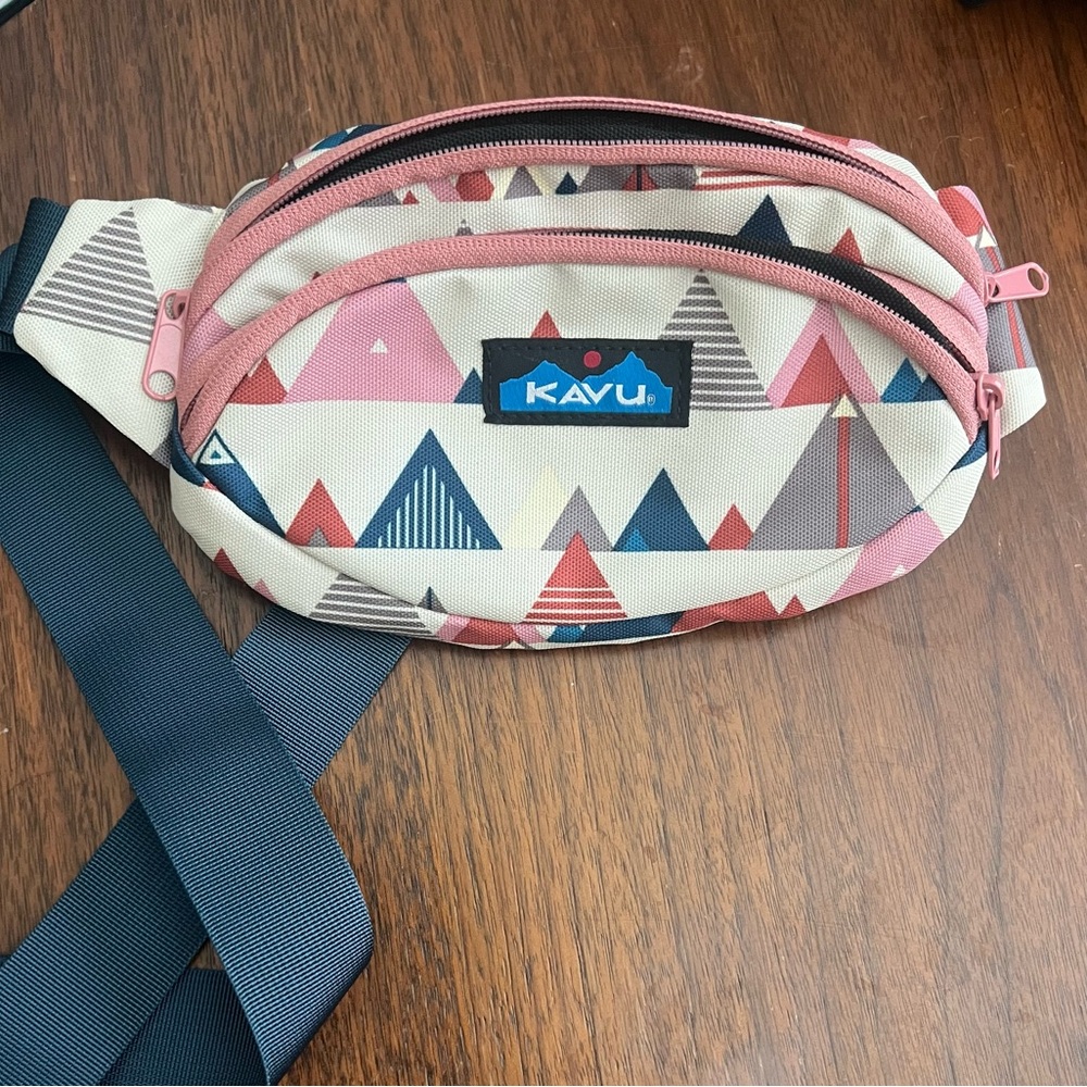KAVU Spectator Waist Pack – Ivory/Gray/Pink